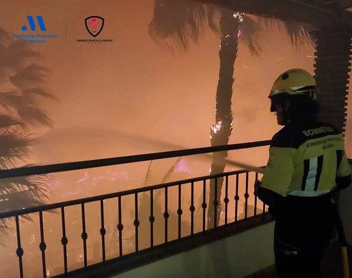 Bombeiros intervêm em um incêndio na Carretera del Sol em Benalmádena