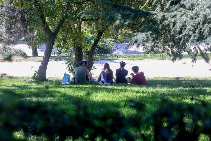 Archivo - Varias personas pasan la mañana en el Parque del Oeste, a 30 de septiembre de 2023, en Madrid, (España). Septiembre dará paso a un octubre inmerso en un episodio de calor, con un veranillo de San Miguel, al coincidir con dicha festividad, las te