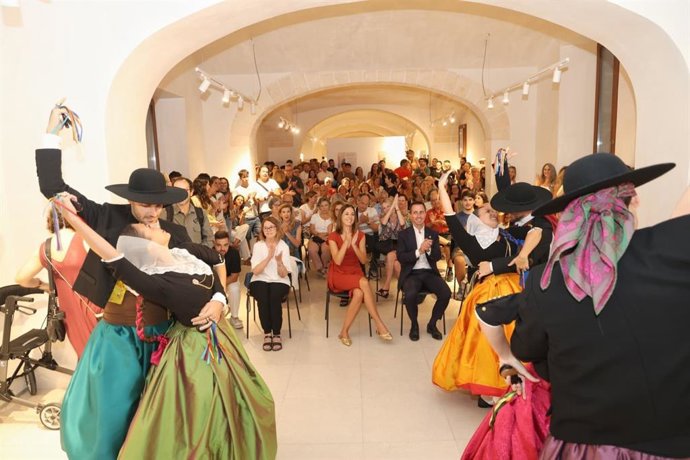 El Consell inaugura una exposición para conmemorar los 50 años de la Escuela de Música y Danzas de Mallorca