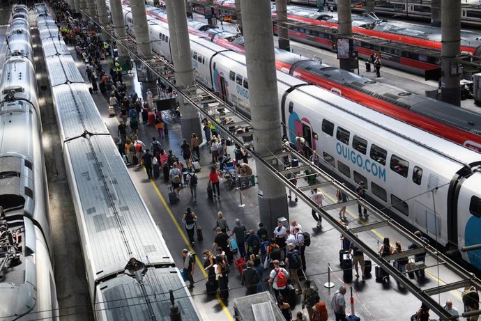 Decenas de personas esperan al tren en la Estación de Madrid - Puerta de Atocha - Almudena Grandes. a 4 de septiembre de 2025, en Madrid (España)