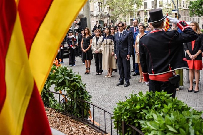 El Govern de la Generalitat, encabezado por su presidente, Salvador Illa, en la ofrenda al monumento de Rafael Casanova por la Diada de Catalunya