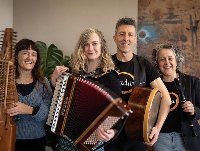 El grupo Baladans abrirá la programación en la plaza de la iglesia