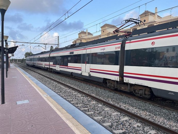 Archivo - Tren de Cercanías de Renfe en una parada.