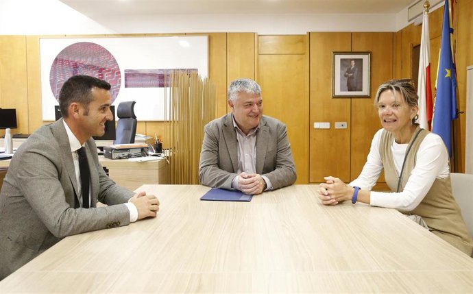 El consejero de Economía, Hacienda, Fondos Europeos y Financiación Autonómica, Luis Ángel Agüeros, se reúne con representantes de Cajaviva Caja Rural