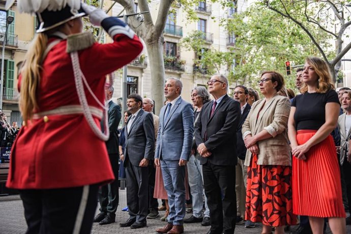 El alcalde de Barcelona, Jaume Collboni, durante la ofrenda en el monumento de Rafael Casanova