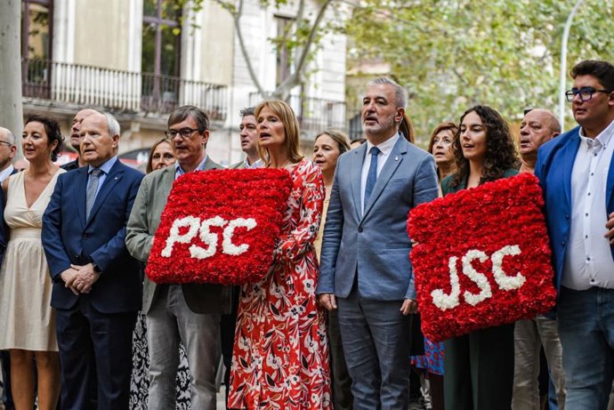 La delegación del PSC encabezada por su viceprimera secretaria y portavoz, Lluïsa Moret, en la ofrenda al monumento de Rafael Casanova por la Diada de Catalunya