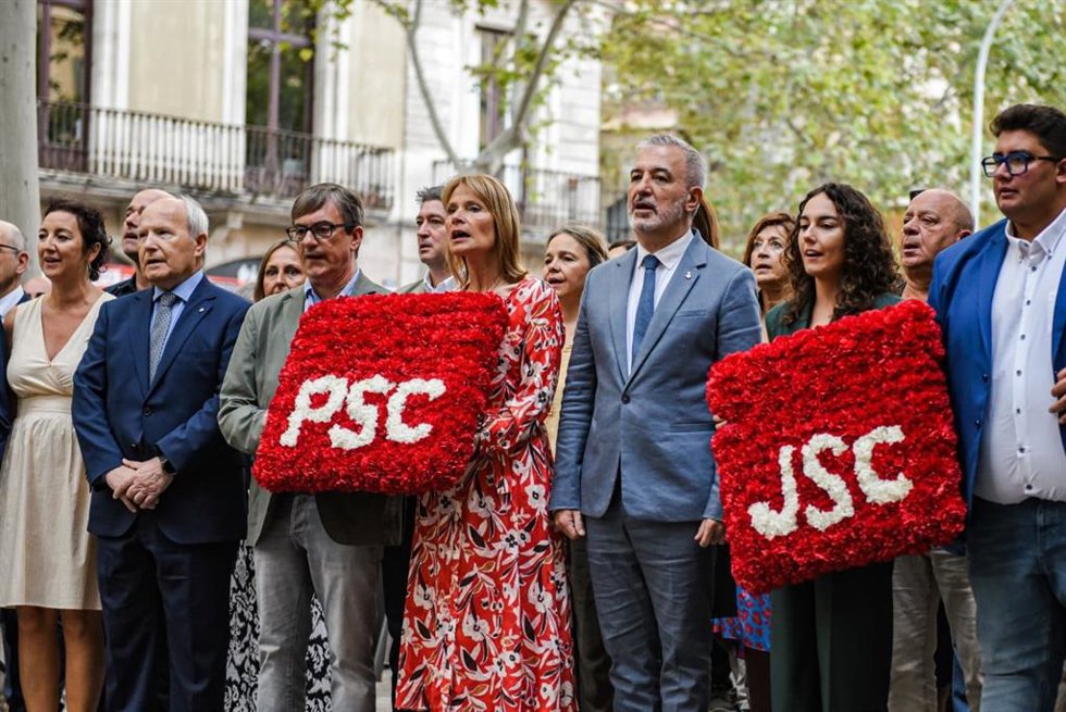 La delegación del PSC encabezada por su viceprimera secretaria y portavoz, Llusa Moret, en la ofrenda al monumento de Rafael Casanova por la Diada de Catalunya