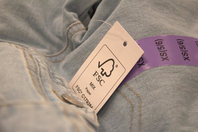 Revelan qué significa el triángulo en la etiqueta de la ropa: casi nadie lo sabe
