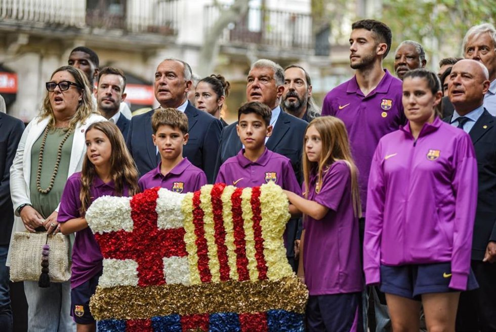 El presidente del Bara, Joan Laporta, durante la ofrenda floral ante el monumento a Rafael Casanova