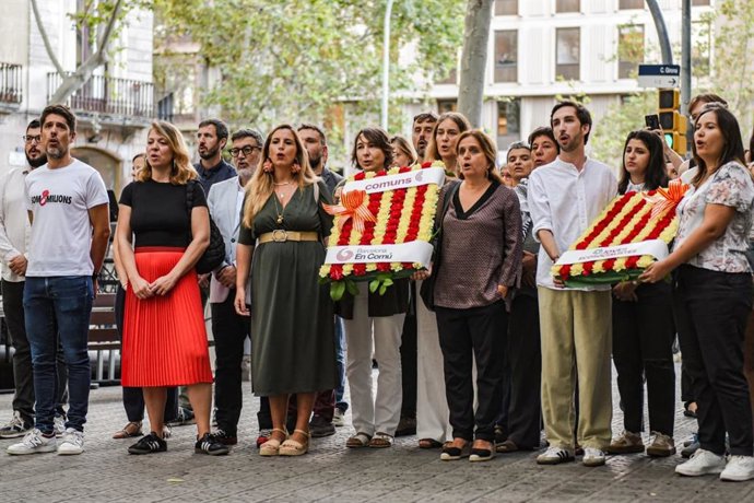 Las coordinadoras de los Comuns, Candela López y Gemma Tarafa, encabezan la delegación de los Comuns en la ofrenda al monumento de Rafael Casanova por la Diada de Catalunya