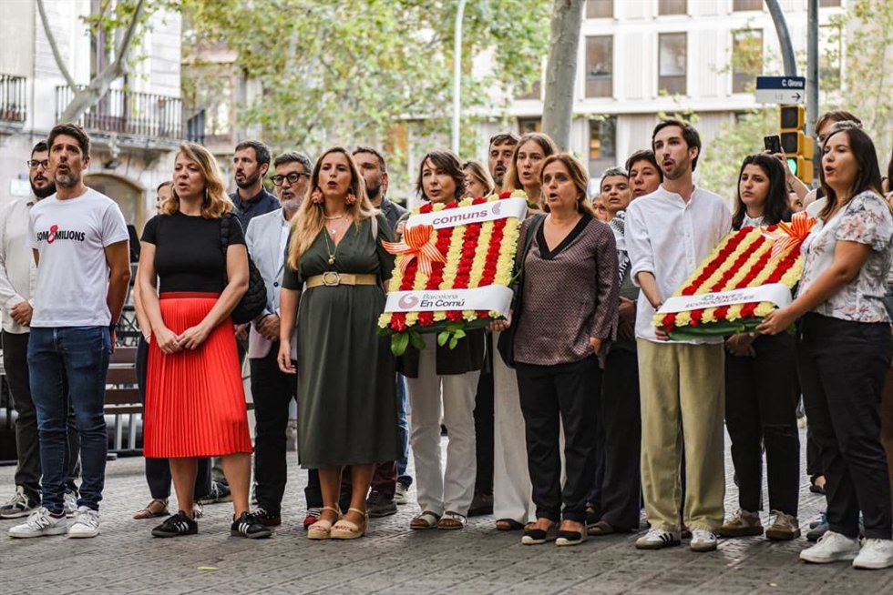 Las coordinadoras de los Comuns, Candela López y Gemma Tarafa, encabezan la delegación de los Comuns en la ofrenda al monumento de Rafael Casanova por la Diada de Catalunya