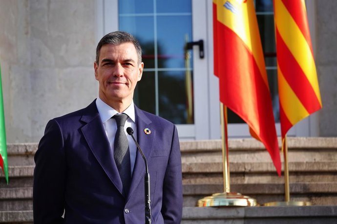 Archivo - El presidente del Gobierno, Pedro Sánchez, ofrece una rueda de prensa durante la XXVII Conferencia de Presidentes, en el Palacio de la Magdalena, a 13 de diciembre de 2024, en Santander, Cantabria (España). La conferencia se celebra tras más de 