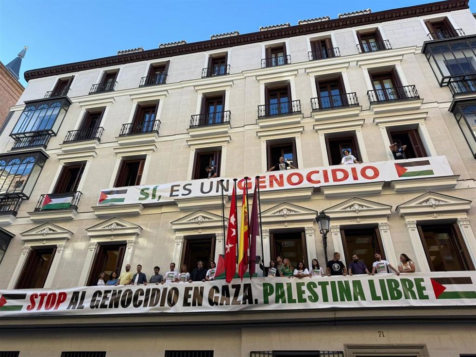Más Madrid despliega una bandera de Palestina y pancartas en el Edificio de Grupos: "Sí, es un genocidio".