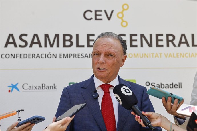 Archivo - El president de la Confederació Empresarial Valenciana (CEV), Salvador Navarro, en imatge d'arxiu. 