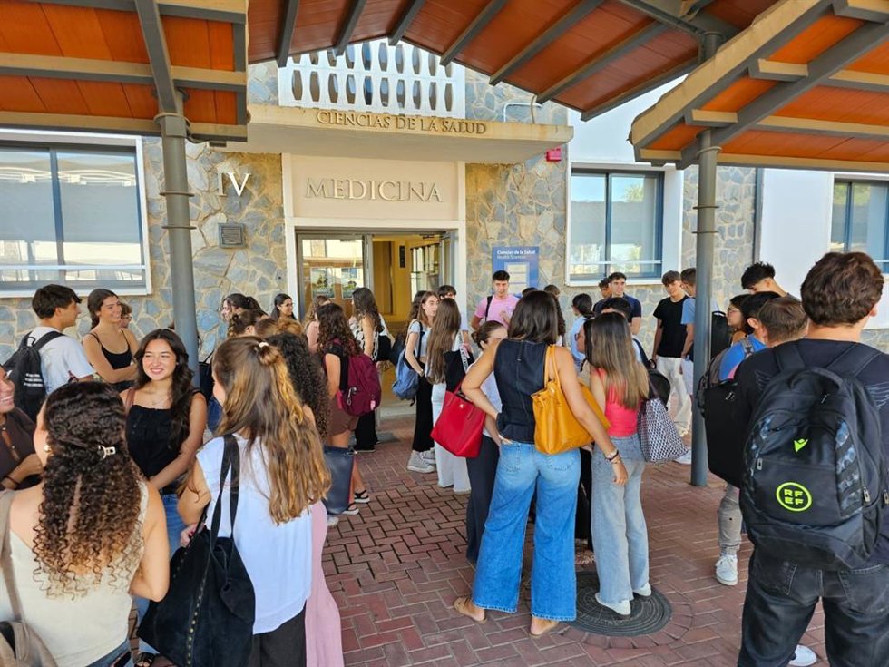 Los estudiantes de la nueva promoción del Grado de Medicina antes de entrar a clase