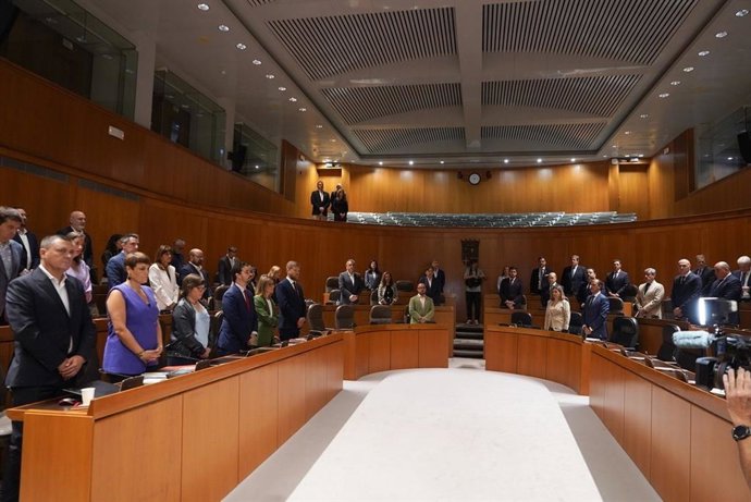 El Pleno de las Cortes de Aragón guarda un minuto de silencio en memoria del expresidente Javier Lambán.