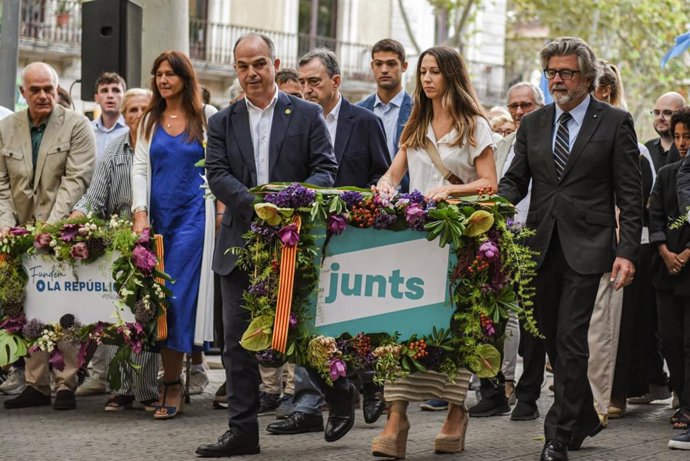 El secretari general de Junts, Jordi Turull, encapçala l'ofrena floral del seu partit al monument Rafael de Casanova per la Diada
