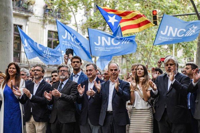 El presidente del PNV, Aitor Esteban, junto con representantes de Junts en la ofrenda floral al monumento de Rafael Casanova