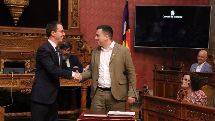 El presidente del Consell de Mallorca, Llorenç Galmés, estrecha la mano del nuevo conseller de MÉS per Mallorca, Biel Payeras, durante su toma de posesión del cargo.