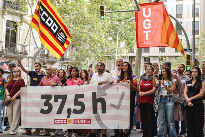 La secretària general de CC.OO. De Catalunya, Belén López, i el secretari general d'UGT de Catalunya, Camil Ros, en l'ofrena al monument de Rafael Casanova per la Diada de Catalunya