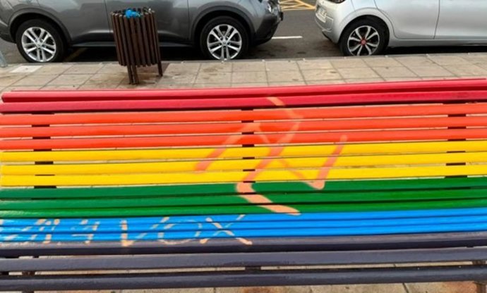 Banco LGTBI+ de Haría vandalizado con las pintadas de una esvástica y la frase 'viva Vox'