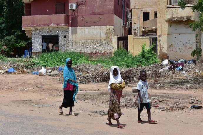 Archivo - Fotografía de archivo de niños sudaneses en una calle de Omdurmán, adyacente a la capital de Sudán, Jartum, en medio de la guerra entre el Ejército y las paramilitares Fuerzas de Apoyo Rápido (RSF)