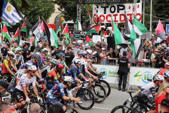 Decenas de personas durante una concentración contra la participación de Israel en la Vuelta Ciclista a España, a 7 de septiembre de 2025, en Vegadeo (Asturias). 