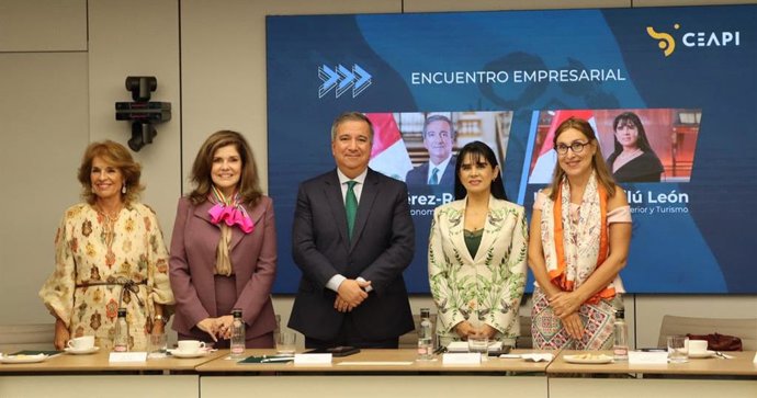 Ana Botella, Mercedes Aráoz, Raúl Pérez-Reyes, Úrsula Desilú León Chempén y Núria Vilanova
