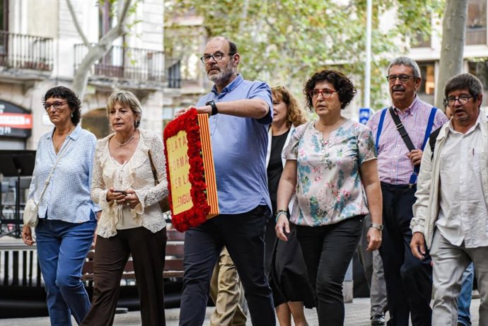 Ofrena floral de Plataforma per la Llengua al monument de Rafael Casanova per la Diada.