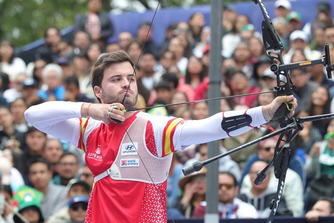 Archivo - October 20, 2024, Tlaxcala, Ciudad de Mexico, Mexico: Andrés Temiño of Spain competes against Marcus D'Almeida of Brazil (not in picture)  during the Men's recurve quarterfinals match on the final day of Tlaxcala 2024 Archery World Cup Final. Ma