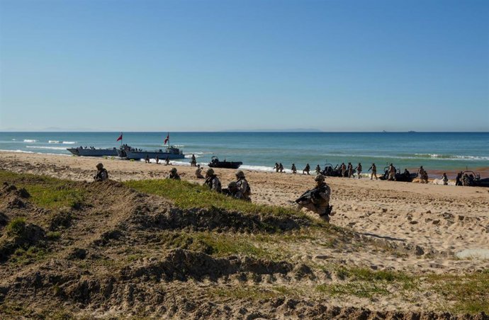 Archivo - Imagen del desarrollo de la exhibición militar organizada por la Armada Española y la OTAN en la Playa del Retín, a 28 de marzo de 2025 en Barbate, Cádiz (Andalucía, España). ARCHIVO