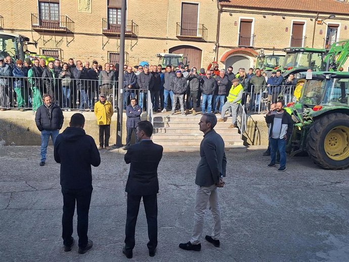 Imagen de una concentración de agricultores ante el Consejo de la Denominación de Origen Rueda (Valladolid).