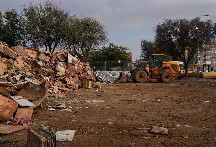 Archivo - Zona habilitada para los residuos de la DANA, a 6 de noviembre de 2024, en Castellar, Valencia, 