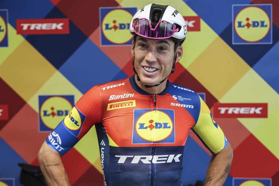 Aleix Espargaró, expiloto de MotoGP, asiste a su rueda de prensa para promover la alimentación saludable y su papel en el equipo ciclista Lild-Trek en Lidl Market el 9 de septiembre de 2025, en Esplugues de Llobregat, Barcelona, España.