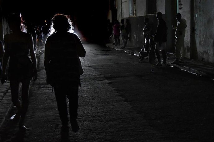 Archivo - Una calle a oscuras de La Habana, Cuba, durante un apagón el pasado mes de febrero