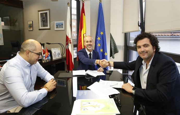 Educación y Ferroglobe firman un convenio para promover la FP Dual y las prácticas formativas