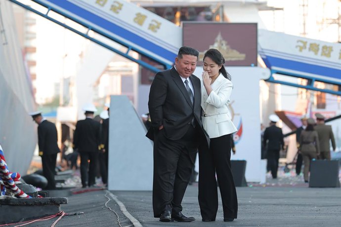 Archivo - HANDOUT - 26 April 2025, North Korea, Nampho: A photo released by the North Korean State News Agency (KCNA) on 26 April 2025 shows leader Kim Jong-un (L) and his daughter, Ju-ae, attending a launching ceremony for a new navy destroyer at a shipy