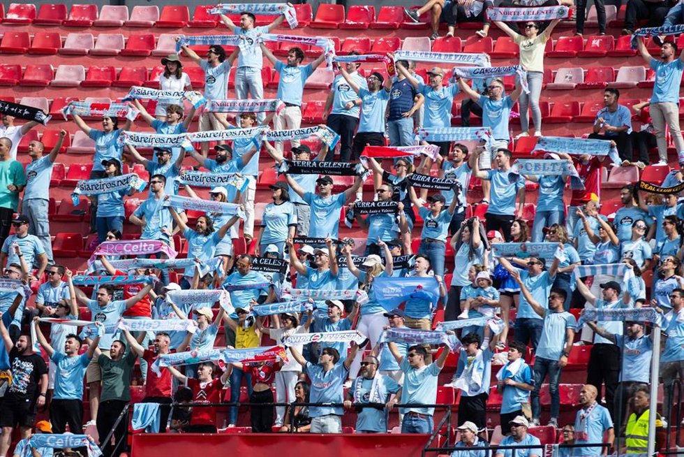 Archivo - Imagen de aficionados del RC Celta en el Estadio Ramón Sánchez-Pizjuán