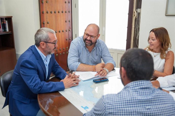 Javier Bello con el alcalde de Puerto Serrano, Daniel Pérez.
