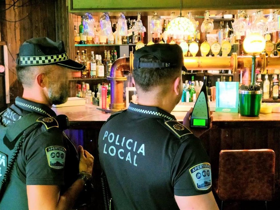 Agentes de la Policía Local de Alicante realizan un control acústico en un local de la ciudad sobre la ordenanza del ruido