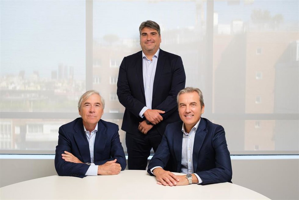 Miguel Pereda (izq.), presidente de Grupo Lar, y Jaime Lacasa (dcha.), socio fundador de Elix. En el centro Daniel Toribio, CEO del nuevo operador