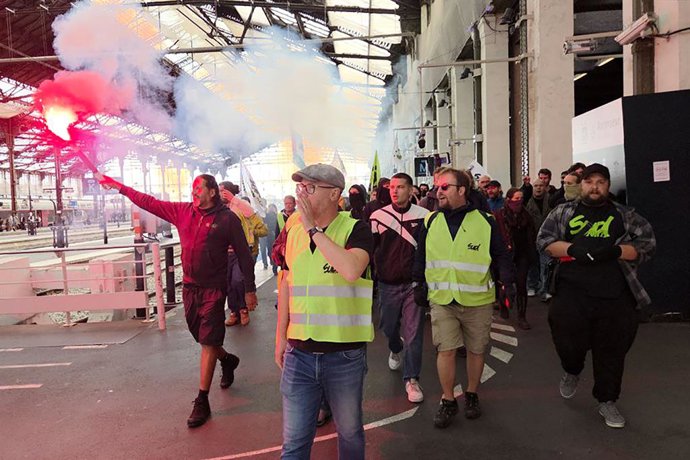 10 de setembro de 2025, França, Paris: Pessoas seguram sinalizadores e bandeiras enquanto protestam na Gare de Lyon exigindo a renúncia do presidente da França, Emmanuel Macron. Foto: Dmitry Orlov/TASS via ZUMA Press/dpa