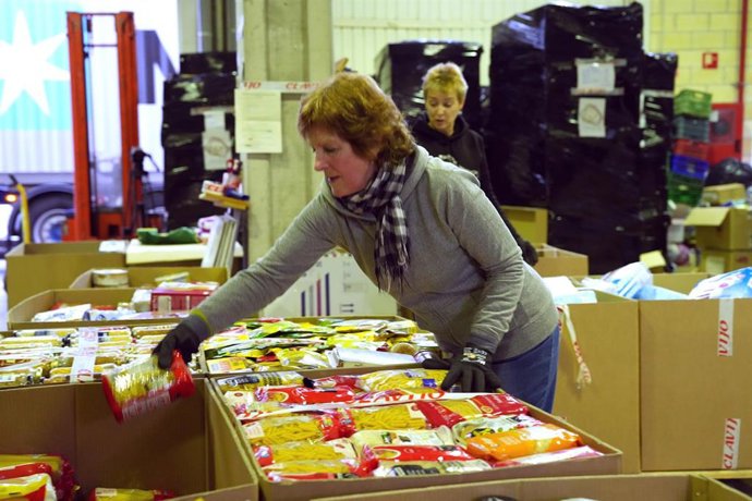 Archivo - Voluntarios de la ONG Zaporeak preparan cajas de alimentos