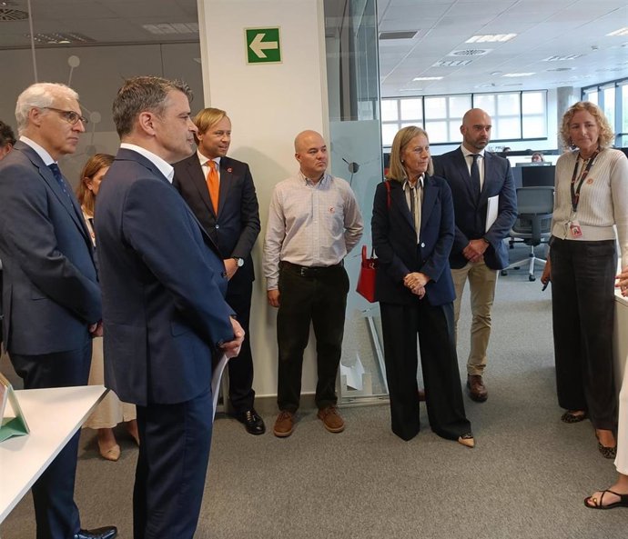 El viceconsejero de Industria del Principado de Asturias, Carlos Campo, visita las instalaciones de Chemours en Gijón, en su décimo aniversario.