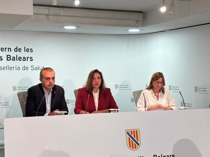 Los consellers de Salud, Manuela García, y de Educación y Universidades, Antoni Vera, en rueda de prensa.