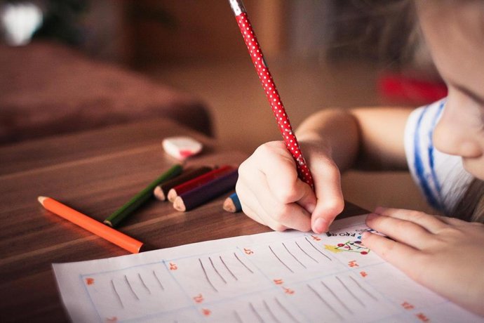 Un niño escribiendo.