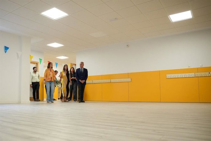 Visita del Ayuntamiento de Sevilla al CEIP Adriano del barrio de Pino Montano.