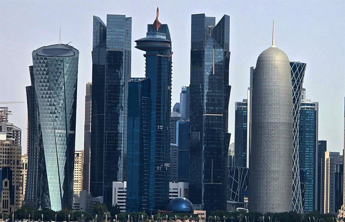 Archivo - 28 de fevereiro de 2025, Doha, Catar: Horizonte da cidade com arranha-céus no distrito aquático de Doha, capital do Catar, no estado do Golfo Pérsico.