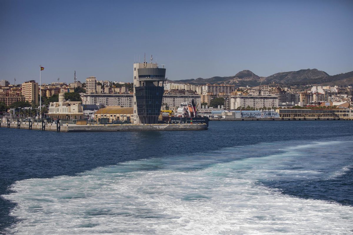 Un grupo de 43 adultos migrantes se traslada desde Ceuta a otras comunidades autónomas