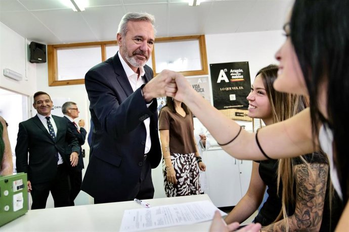 El presidente de Aragón, Jorge Azcón, este jueves en el IES Rodanas de Épila.